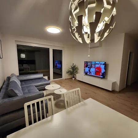 Apartment Ba With Free Garage Parking, Huge Outside Area *