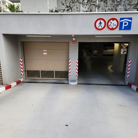 Apartment Ba With Free Garage Parking, Huge Outside Area