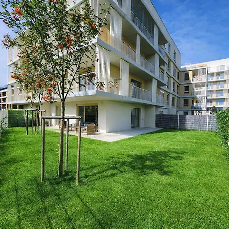 Ba With Free Garage Parking And Garden Apartment