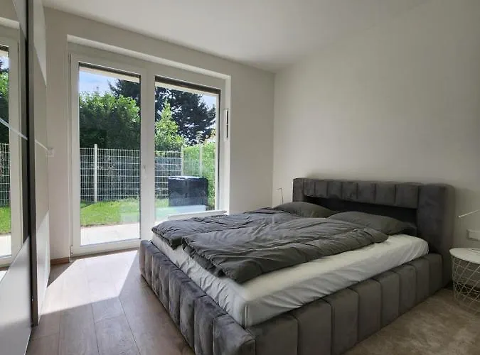 Ba With Free Garage Parking And Garden Апартаменти Братислава